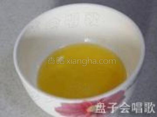 黄油隔水融化。