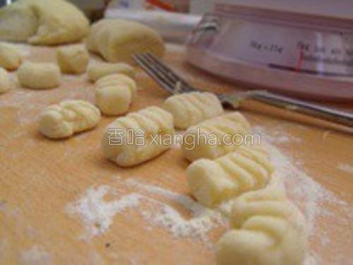 红酒炖牛肉疙瘩面的做法大全【图】_红酒炖牛