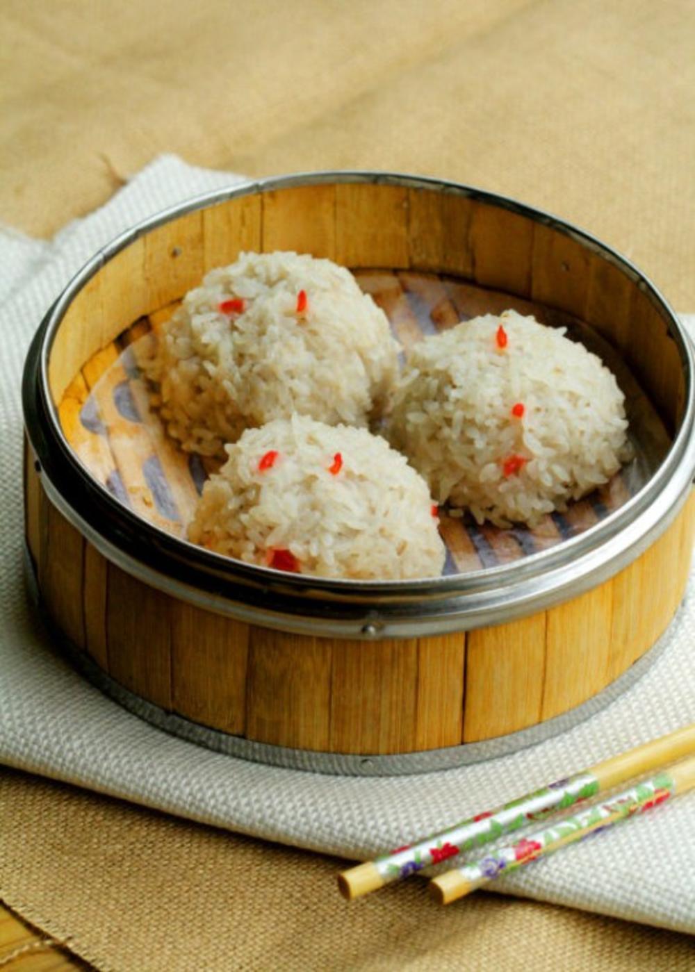 竹笼里刚出锅的珍珠丸子,泛着洁白的光芒,宛如莲花般冰清玉洁.