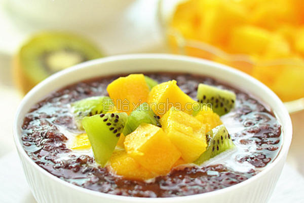 椰香黑米水果粥的做法_椰香黑米水果粥的做法