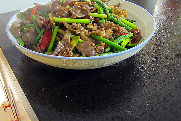 蒜苔炒牛健子肉的做法_蒜苔炒牛健子肉的做法
