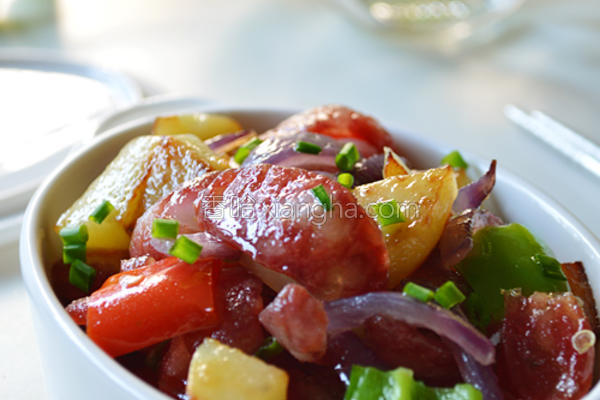 腊肠土豆炒洋葱的做法_腊肠土豆炒洋葱的做法