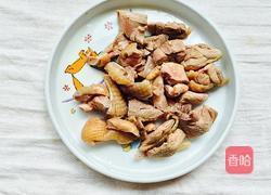 5.梅子鸡 先将鸡肉烫过.