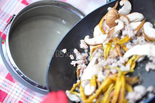金针香菇肉末粥的做法大全【图】_金针香菇肉