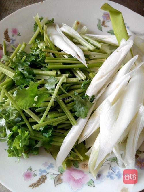 香菜梗洗净,切寸段,备用 br>大葱,切滚刀片,备用.