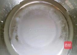 60克水和30克砂糖搅拌至融化.