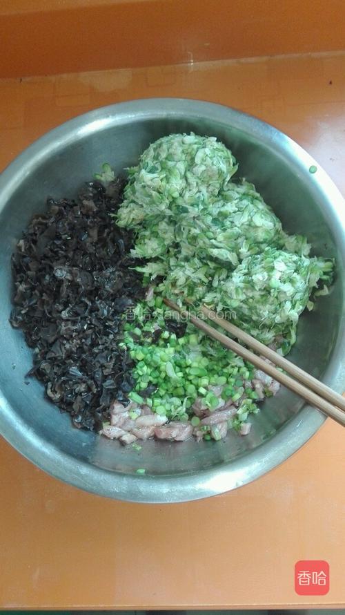 放入木耳,蒜苔丁和槐花拌匀