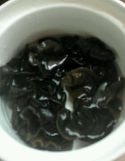 涼拌黑木耳的做法圖解1