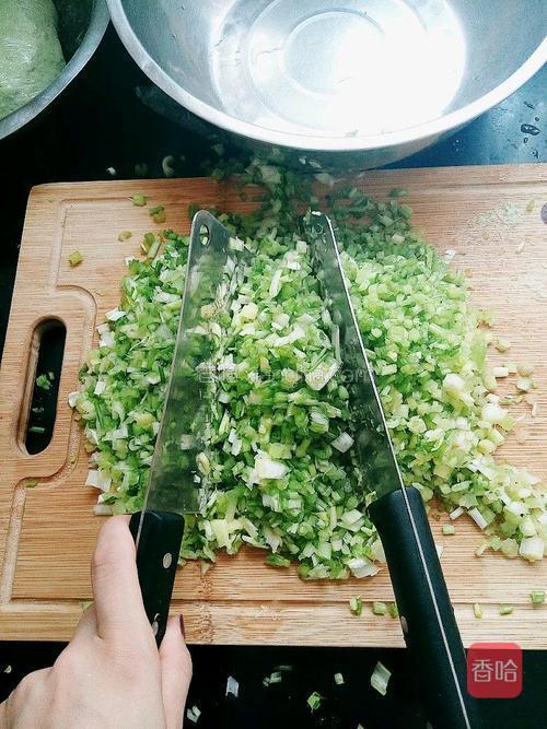 醒发面团的同时,开始剁饺子馅,这是剁的芹菜碎