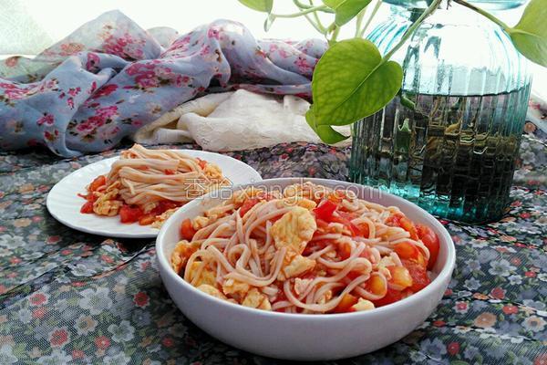 西红柿鸡蛋炒面的做法_西红柿鸡蛋炒面的做法