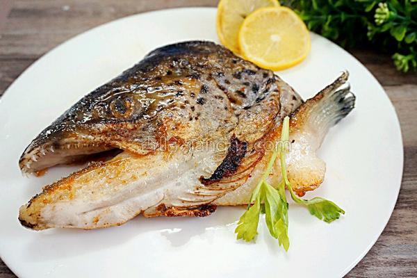 香煎三文鱼头的做法_香煎三文鱼头的做法大全_香煎三文鱼头的家常做法怎么做好吃 - 香哈网