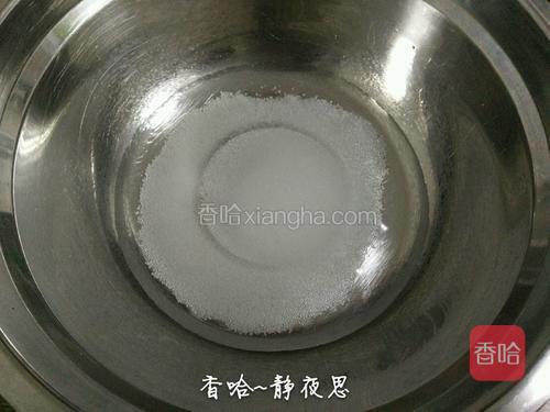 取一个干净的盆,放入清水,白砂糖,搅拌至白砂糖完全融化即可