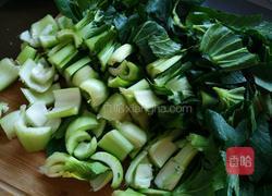 青菜洗干净后切成小段,菜叶和菜根分开摆放.