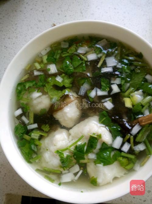 没有高汤用开水也行,放入鱼丸,紫菜,略煮,撒上葱花,香菜,白胡椒,滴入