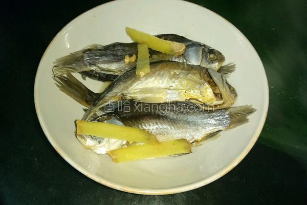 米饭蒸盐腌小鲫鱼的做法_米饭蒸盐腌小鲫鱼的