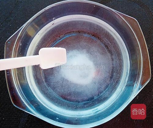 容器放凉水,放一调味勺盐.