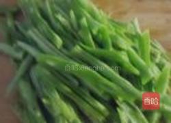 豆角炒鸡肉的做法图解1