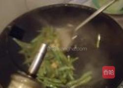 豆角炒鸡肉的做法图解5