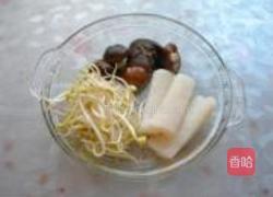 香菇鳕鱼豆芽汤的做法图解1