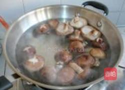 香菇鳕鱼豆芽汤的做法图解2