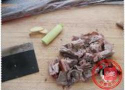 枸杞牛蒡老鸭汤的做法图解1