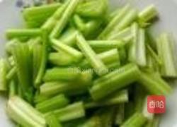 芹菜炒大虾的做法图解1