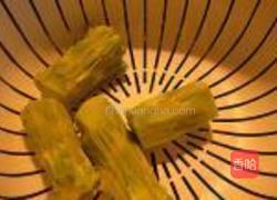 鸡肉炒西兰花梗的做法图解1