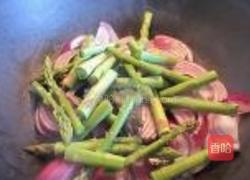 九层塔炒鸡肉芦笋的做法图解2