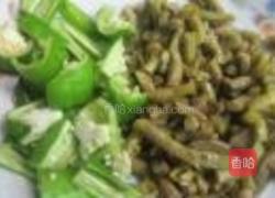咸豆角炒子鸭的做法图解1