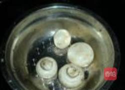 草菇鹌鹑蛋的做法图解1