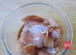 煎鸡腿肉炒蒜苔的做法图解1