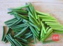 煎鸡腿肉炒蒜苔的做法图解2