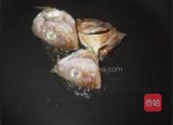 咸鱼头煲萝卜的做法图解2