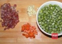 豌豆炒腊肠的做法图解1