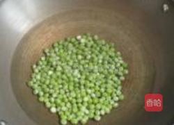 豌豆炒腊肠的做法图解2