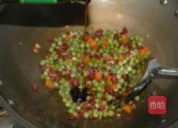 豌豆炒腊肠的做法图解7