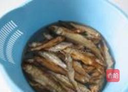 青椒熏香小鱼干的做法图解3