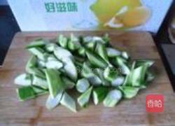 鲶鱼头尾烧丝瓜的做法图解2