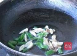 鲶鱼头尾烧丝瓜的做法图解3