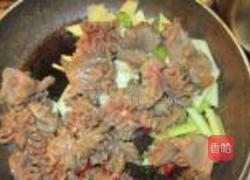 米椒西芹爆菌花的做法图解5