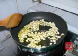 芹菜炒杏仁的做法图解7