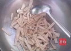 韭菜炒豆腐皮的做法图解3