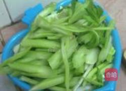 芹菜炒骨头肉的做法图解1