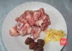 紫苏梅子蒸排骨的做法图解2