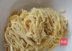 凉拌香椿豆腐皮的做法图解2