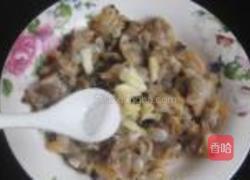 莴笋片炒花蛤肉的做法图解2