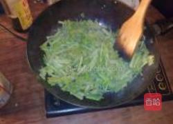 鸡蛋炒芹菜的做法图解5