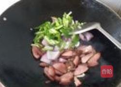 青椒洋葱炒腊肉的做法图解5