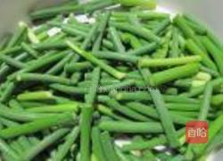 蒜苔炒椒盐小鱼干的做法图解1