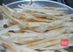 蒜苔炒椒盐小鱼干的做法图解2